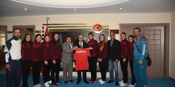 Şakirpaşa Halk Eğitim Merkezi Bayan Hentbol Takımı’ndan Vali Demirtaş’a Forma