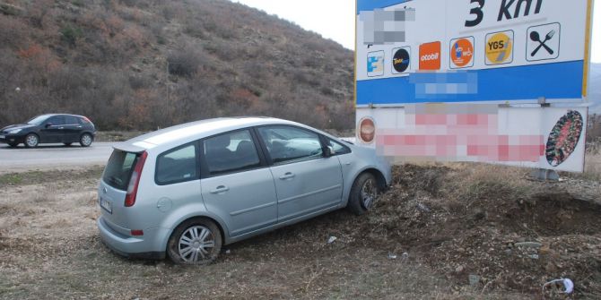 Reklam Tabelasına Çarpmasına Ramak Kala Durabildi