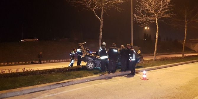 Ağaca Çarpan Araç Otomobil İkiye Bölündü: 3 Yaralı