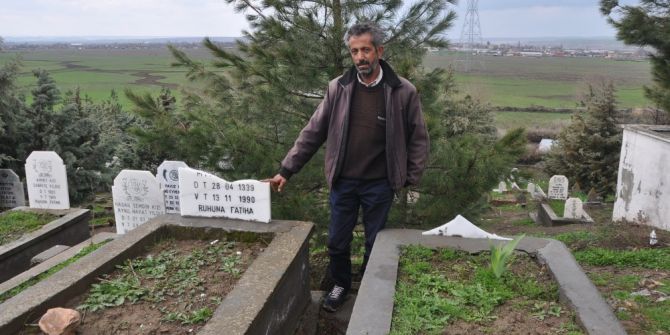 Mezar Taşlarını Parçaladılar