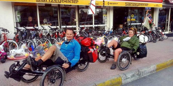 Yatay Bisikletleri İle Yata Yata Dünya Yolculuğunda Söke’ye Vardılar