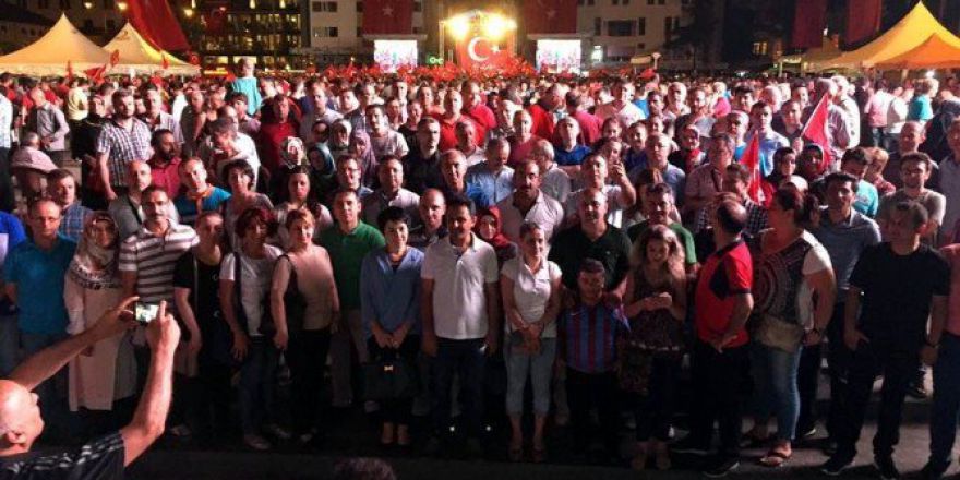 Sağlık Çalışanları Demokrasi Nöbetinde