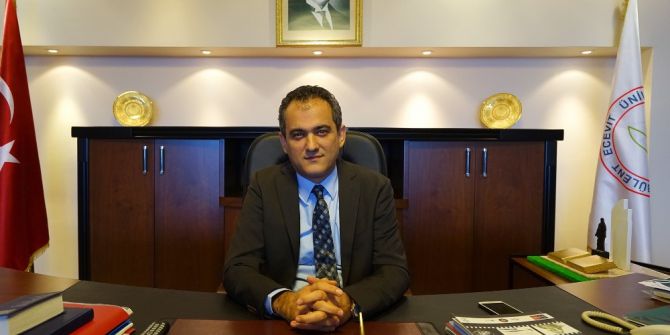 Rektör Özer Çanakkale Şehitleri’ni Andı