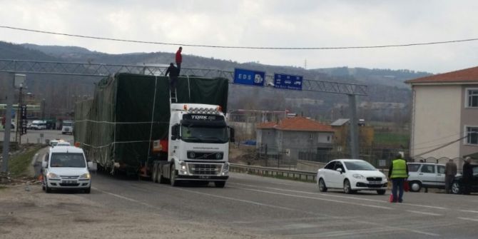 Maden Ekipmanı Yüklü Tır Tedes’e Takıldı
