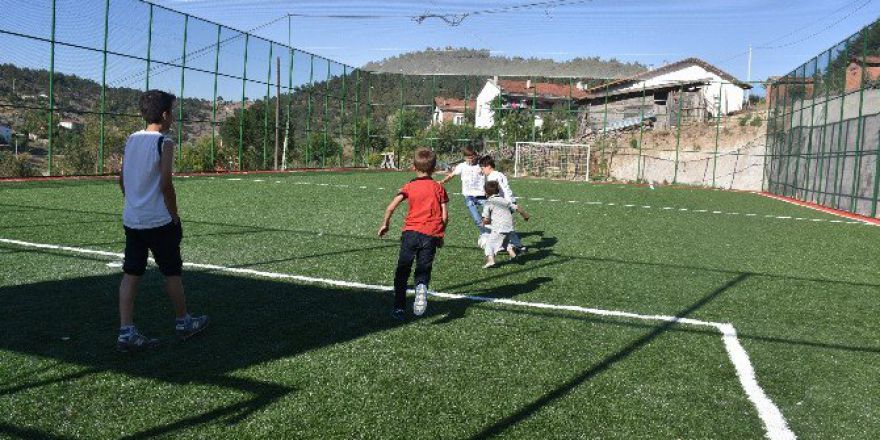 Dursunbey’de Kırsal Mahallelere 4 Yeni Halı Saha
