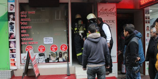 Berber Dükkanında Çıkan Yangın Korkuttu