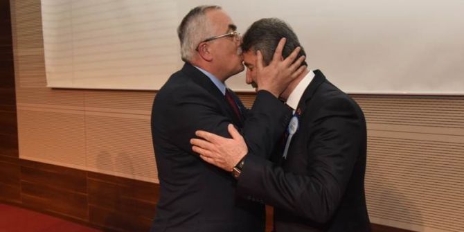 Vali, Müdürü Alnından Öptü