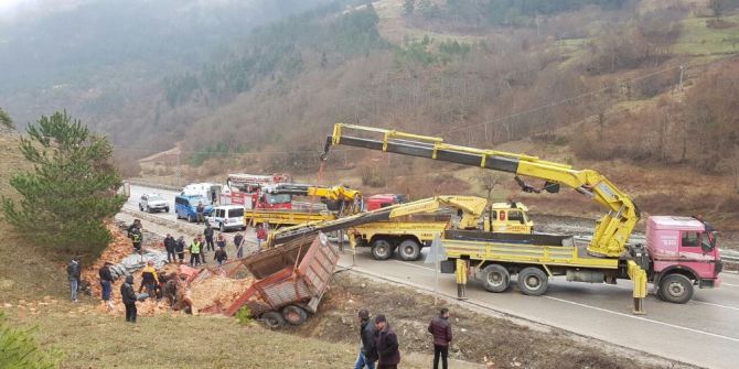Sinop’ta Tuğla Yüklü Kamyon Devrildi: 1 Ölü