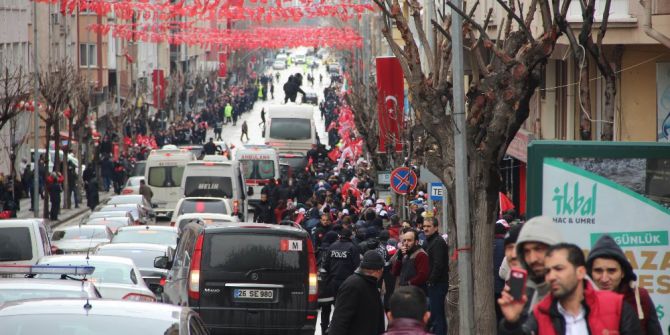 Yüzlerce Vatandaş Cumhurbaşkanı’nı Görmek İçin Caddeyi Doldurdu