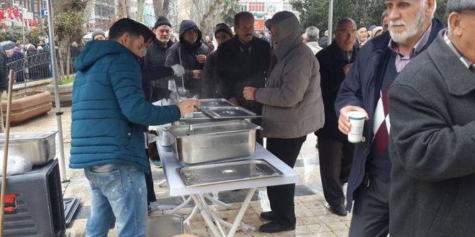 Cami Önlerinde Buğday Aşı Çorbası Dağıtıldı
