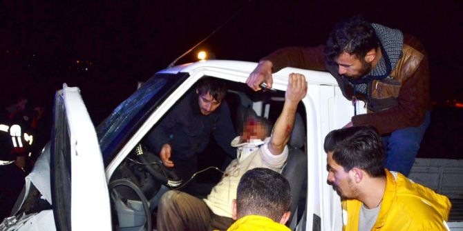 Kamyonet İle Minibüs Kafa Kafaya Çarpıştı: 1 Ölü, 4 Yaralı