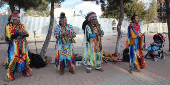 Kızılderililerin Mini Konseri Romanları Kızdırdı