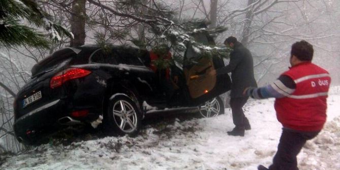 Karda Kayan Jeep Ağaca Çarparak Uçuruma Yuvarlanmaktan Kurtuldu