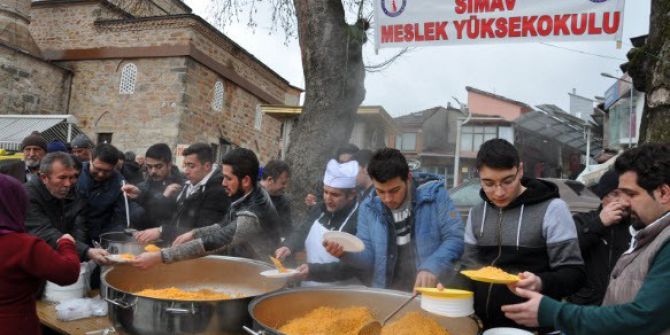 Üniversiteli Gençlerin Pilav Ve Hoşaf İkramı