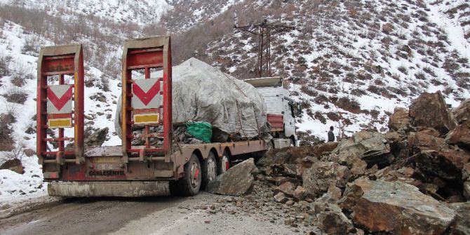 Şemdinli’de Yola Kaya Parçaları Düştü
