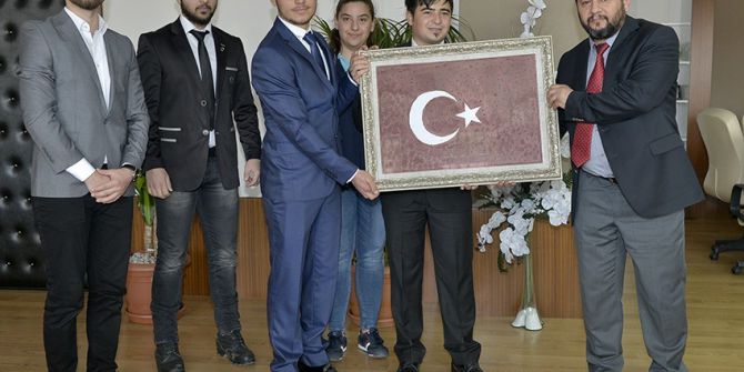 Öğrenciler, Bir Damla Kanla Oluşan Türk Bayrağı Portresini Rektör Akgül’e Hediye Etti