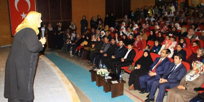 Hakkari’de ‘Bilgi Ve Değer Bağlamında Kadın’ Paneli
