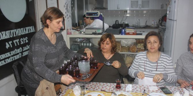 28 Yıldır Mücadele Ettiği Kansere Yenik Düştü, Ölümü 40 Yıllık Arkadaşlarını Bir Araya Getirdi