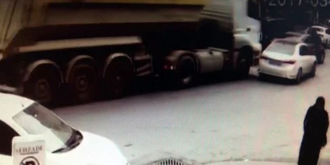 Hafriyat Kamyonu Önüne Kattığı Aracı Metrelerce Sürükledi