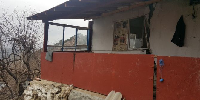 Antalya’da Heyelanda 8 Ev Yıkıldı