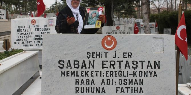 Şehit Oğlunun Boş Mezarını Ziyaret Ediyor