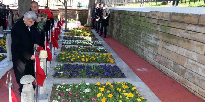 Başkan Karaosmanoğlu, Şehit Mezarlarına Karanfil Bıraktı