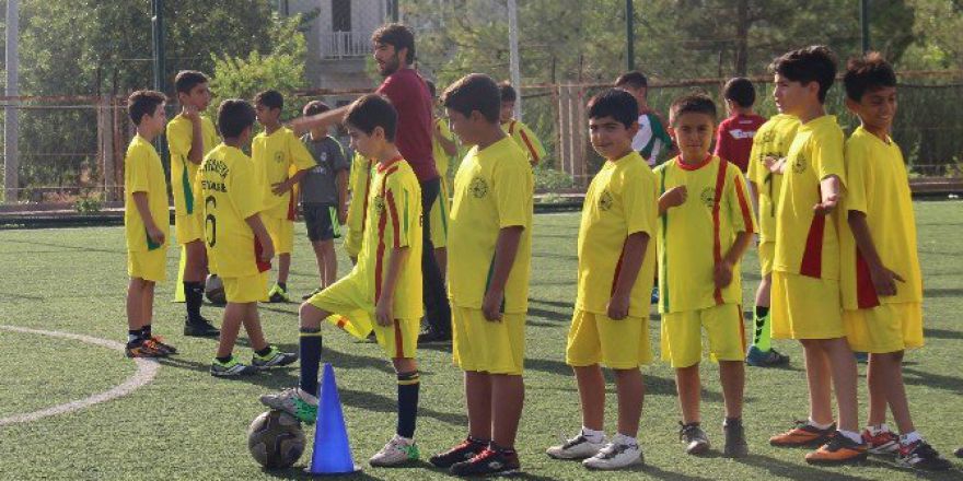 Çocuklar Yaz Spor Okullarında Tatilin Keyfini Çıkarıyor