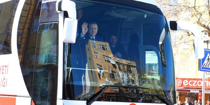 Cumhurbaşkanı Erdoğan Halkı Selamladı