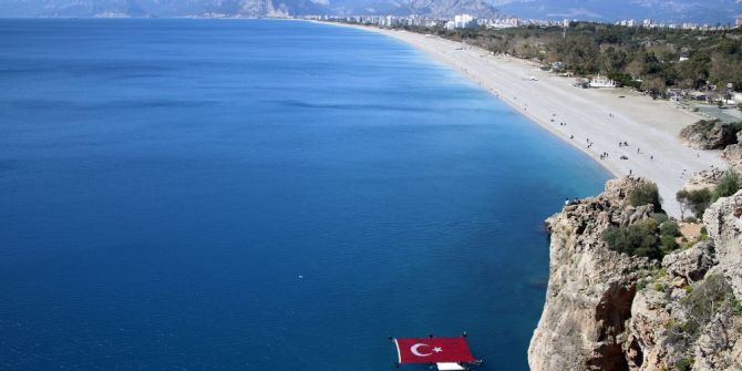 Çanakkale Şehitleri İçin Denizde Dev Türk Bayrağı Açtılar