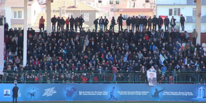 18 Mart Törenlerinde Çanakkale Belediye Başkanı Ülgür Gökhan’a Protesto