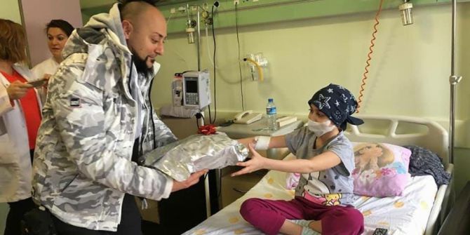 Hayko Cepkin’den Minik Hastalara Ziyaret