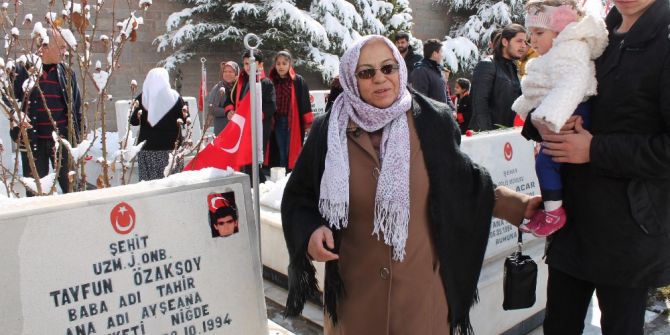 Şehit Oğlunun Sembolik Mezarında Dua Etti