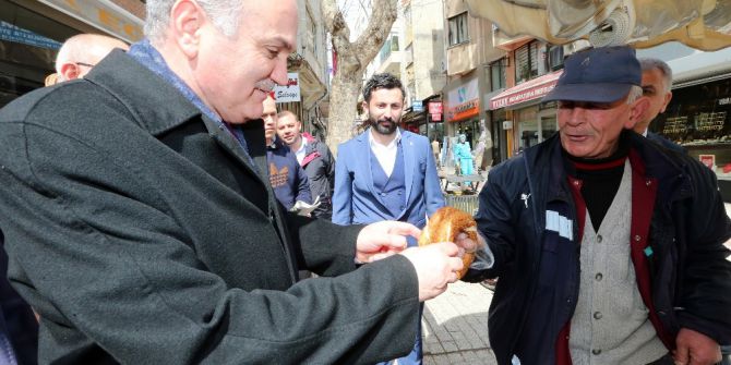 Bakan Özlü Vatandaşlara Simit Dağıtı
