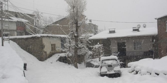 Hakkari’de 42 Köy, 117 Mezra Yolu Ulaşıma Kapandı