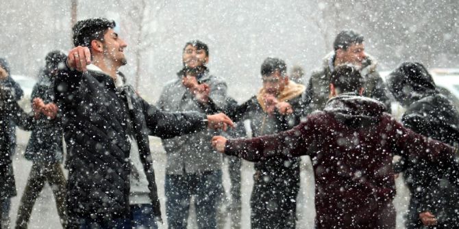 Lapa Lapa Yağan Karın Altında Halay Çektiler