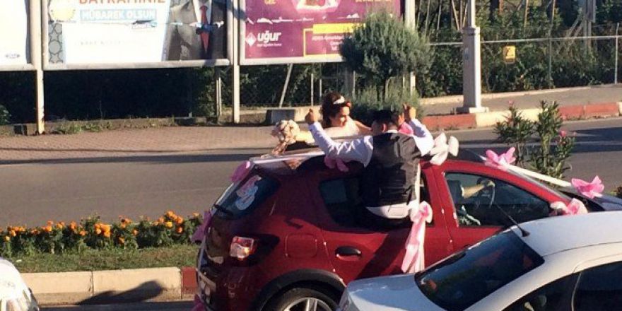Düğün Konvoyundan İnip Kırmızı Işıkta Göbek Attılar