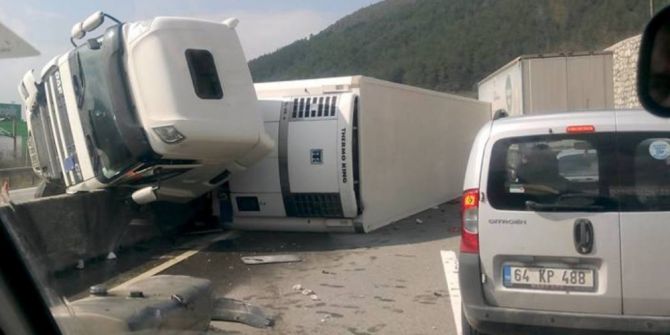 Devrilen Tır Karşı Şeritteki Otomobile Çarptı: 3 Yaralı