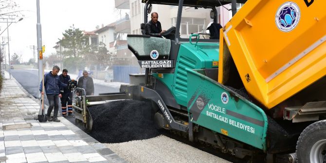 Çöşnük Mahallesinde Sıcak Asfalt Çalışması Yapılıyor