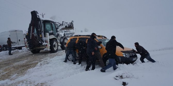 Bitlis’te Tipi Ve Fırtınada Mahsur Kalan 10’u Öğretmen 25 Kişi Yolda Mahsur Kaldı