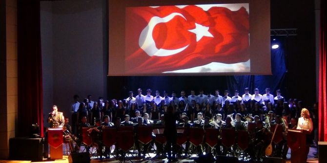 Askerler Çaldı Liseliler Seslendirdi