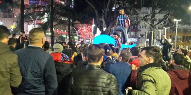 Stadyumdaki Coşku Sokaklara Taşındı