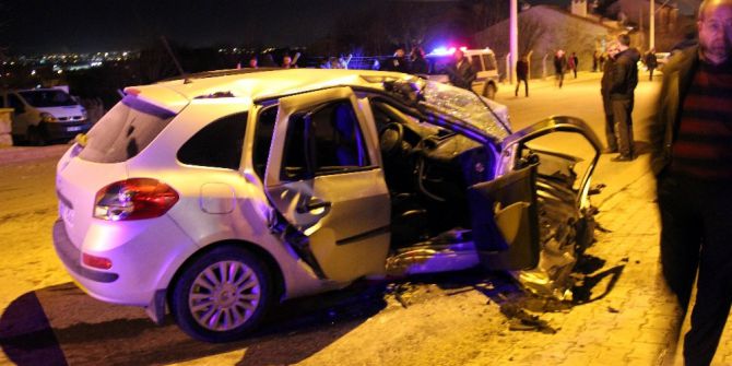 Kütahya’da Otomobil Elektrik Direğine Çarptı: 1 Ölü 2 Yaralı