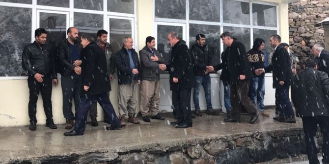 Lapa Lapa Kar Yağışı Altında Referandum Çalışması