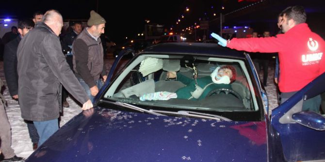 8 Kişinin Yaralandığı Kazada Onlar Kurtardı, Vatandaşlar İzledi
