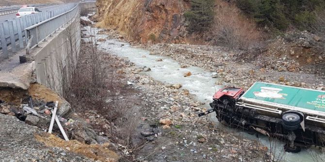 Köpeğe Çarpmamak İçin Manevra Yapan Kamyon Dereye Uçtu: 2 Yaralı