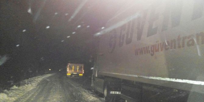 Karda Mahsur Kalanları Belediye Ekibi Kurtardı