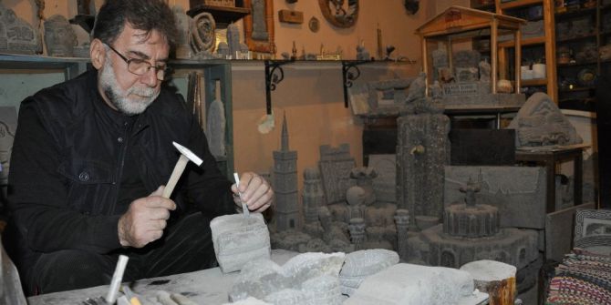 Kahvede Oturmayı İçine Sindiremedi, Taşlara Tarihi Kazıdı