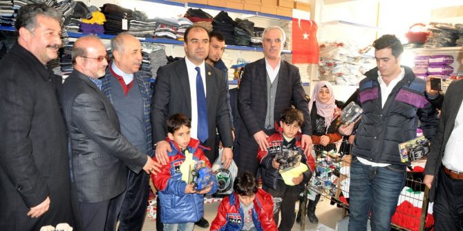 100 Suriyeli Yetime Kıyafet Yardımını Giydirdi