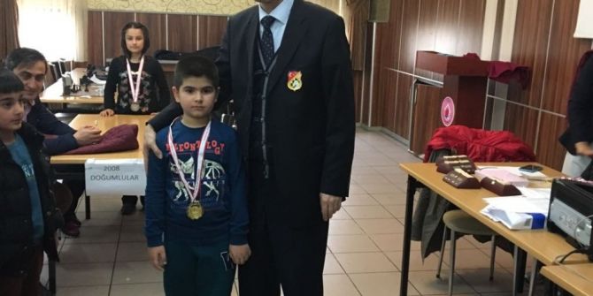 Satranç Turnuvasında Ali Fuat Darende İlkokulu Birinci Oldu