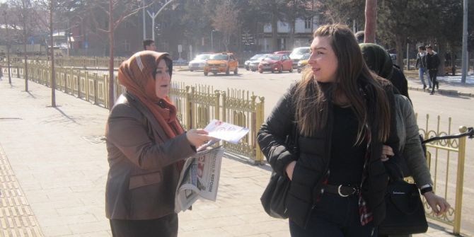 Ak Kadınlar Ev Ev Gezip Referandumu Anlatıyor